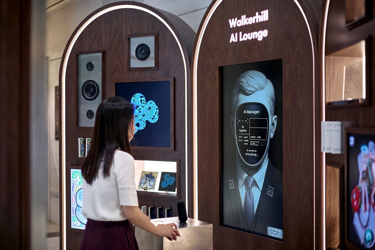 고객이 ‘워커힐 AI 라운지’에서 AI 매니저 ‘해리스’의 안내를 받아 아트 미션에 참여하고 있다
