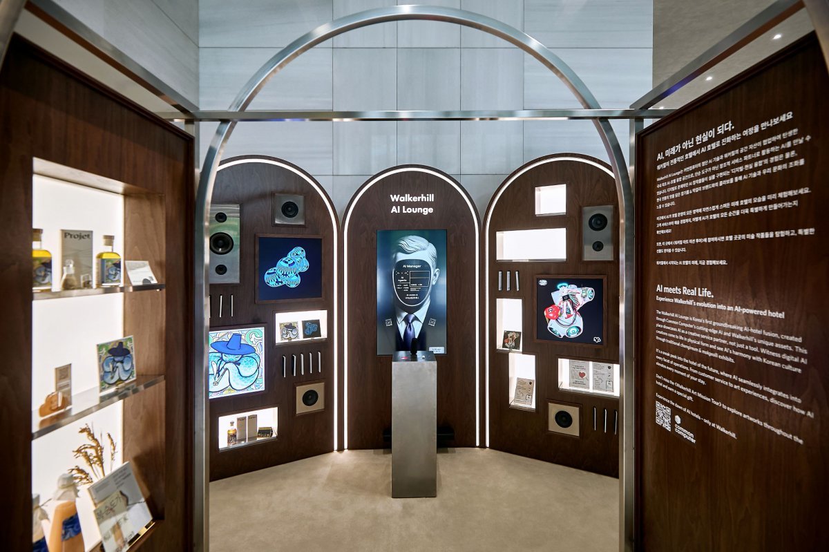 AI 기술과 호텔 공간이 만나 탄생한 ‘워커힐 AI 라운지’는 방문객에게 몰입도 높은 인터렉티브 경험을 선사한다