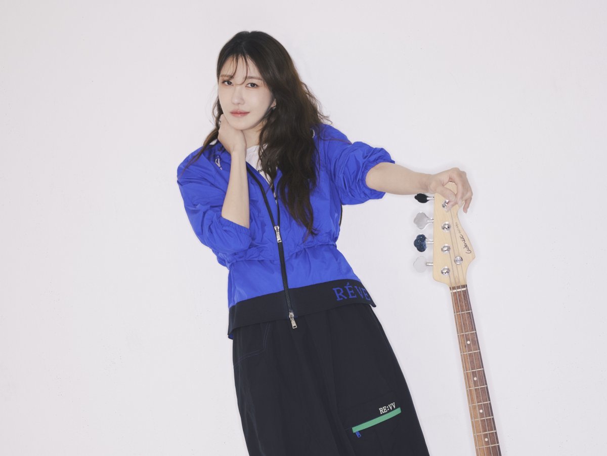 스포티 캐주얼 라인 ‘레브’를 소개하고 있는 모델 이지아. 사진제공|OVLR