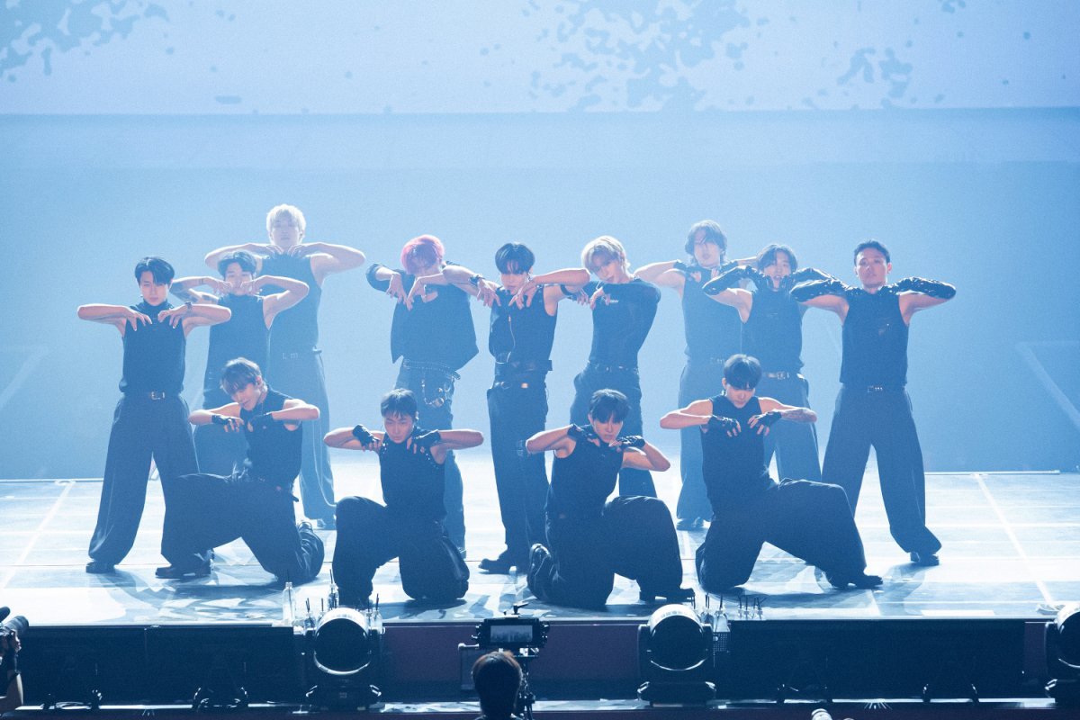더보이즈가 월드 투어 ‘THE BLAZE’의 서울 공연을 성공적으로 마무리하며, 네 번째 글로벌 투어의 여정에 시동을 걸었다. 사진제공 } 원헌드레드