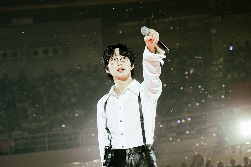 가수 십센치가 정규 5집 ‘5.0’ 발매 후 서울 올림픽 핸드볼 경기장에서 동명의 단독 콘서트를 성황리에 마쳤으며, 공연 중 KBS ‘더 시즌즈’ 8대 MC 발탁 소식을 전해 팬들의 뜨거운 환호를 받았다. 사진제공|CAM