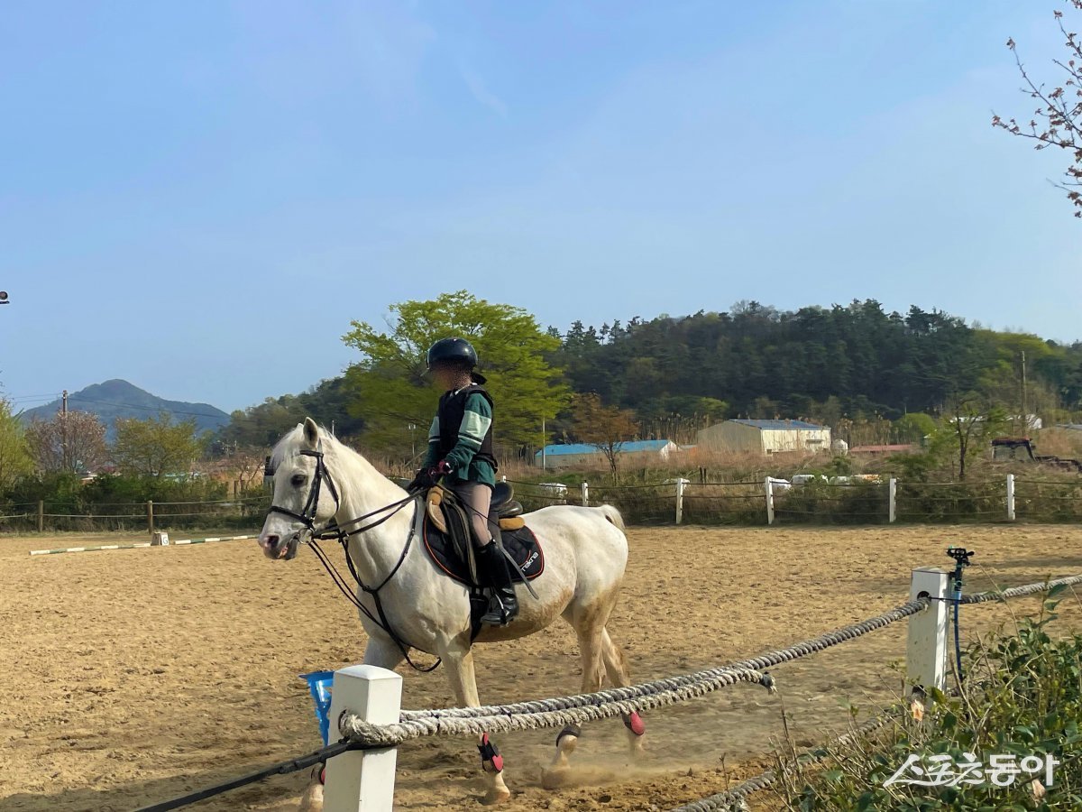 나주시가 지난 3월부터 학생 승마체험 지원사업을 진행하고 있다. 사진은 유소년 승마체험 모습. 사진제공-나주시