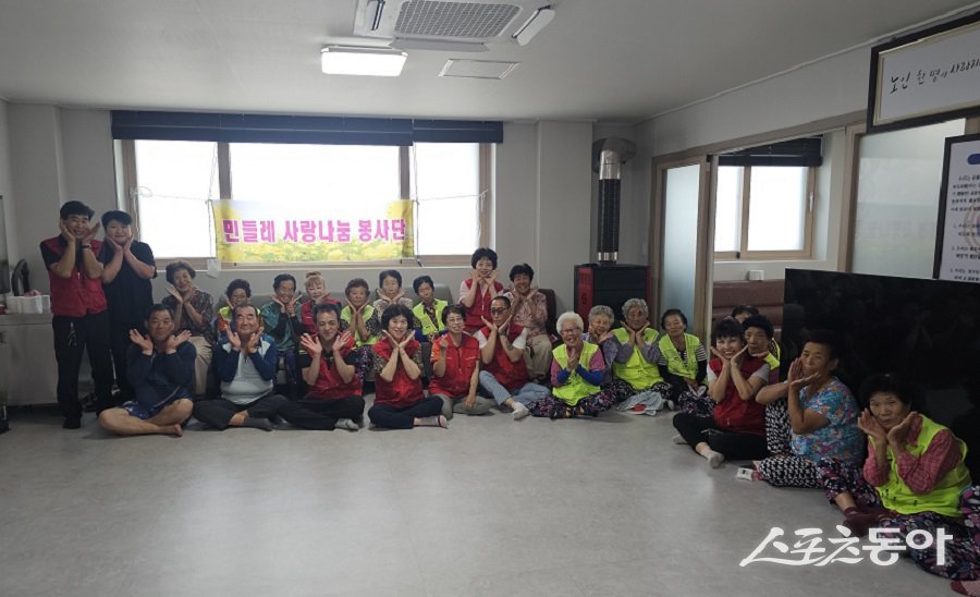 인천 옹진군 민들레 사랑나눔 봉사단, 영흥면 선재2리 말복 삼계탕 배식 봉사활동을 진행했다. 사진제공|옹진군청