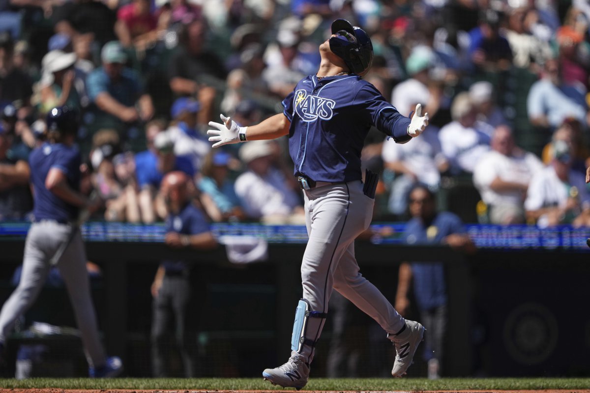 탬파베이 김하성이 11일(한국시간) T-모바일파크에서 열린 시애틀과 원정경기에서 4회초 솔로홈런을 쳐낸 뒤 환호하며 홈플레이트를 밟고 있다. 김하성은 이날 3타수 2안타 1홈런 2타점의 맹타를 휘둘렀지만, 팀은 3-6으로 패해 3연패에 빠졌다. 시애틀(미 워싱턴주)|AP뉴시스