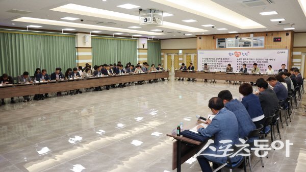 청도군이 각 부서장과 팀장, 경북연구원 연구진 등 100여 명이 참석한 가운데 ‘비전2040 청도군 중장기발전계획’ 실행을 위한 간담회를 진행하고 있다. 사진제공 ㅣ 청도군