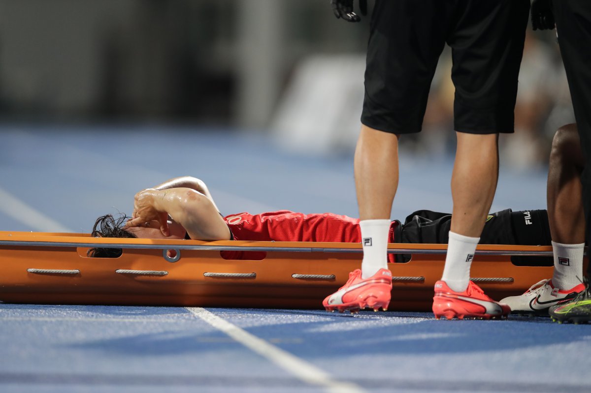 강원 김동현이 9일 강릉하이원아레나에서 열린 김천과 K리그1 25라운드 홈경기 도중 오른 무릎 부상을 당한 뒤 들것에 실려 그라운드 밖으로 나와 괴로워하고 있다. 사진제공|한국프로축구연맹