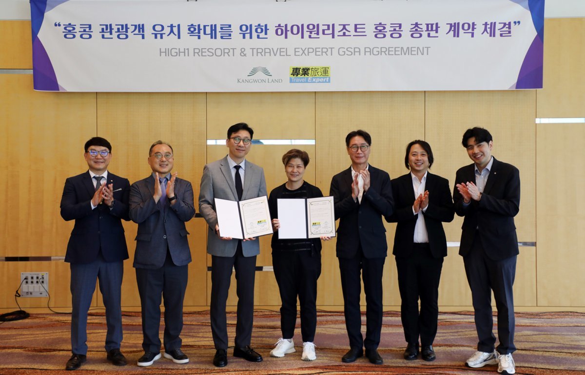 강원랜드·Travel Expert, GSA체결식 (좌측에서 세번째 이민호 강원랜드 관광마케팅본부장 직무대행, 네번째 티나 오 Travel Expert 총괄매니저, 다섯번째 왕세빈 로얄여행사 대표)