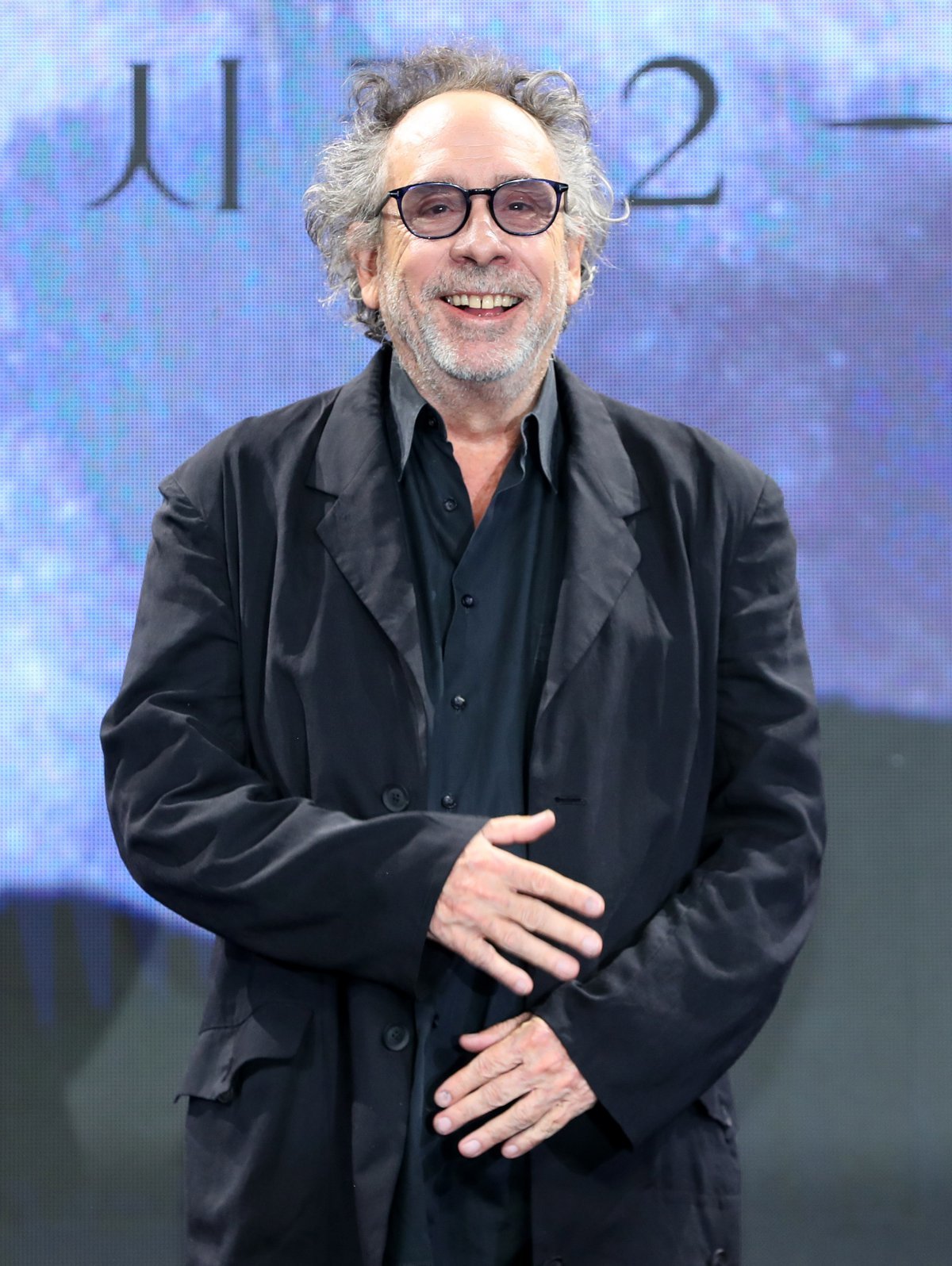 [서울=뉴시스] 김혜진 기자 = 팀 버튼 감독이 11일 오전 서울 종로구 포시즌스 호텔에서 열린 넷플릭스(Netflix) 시리즈 ‘웬즈데이’ 시즌2 기자간담회에서 포즈를 취하고 있다. 2025.08.11. jini@newsis.com