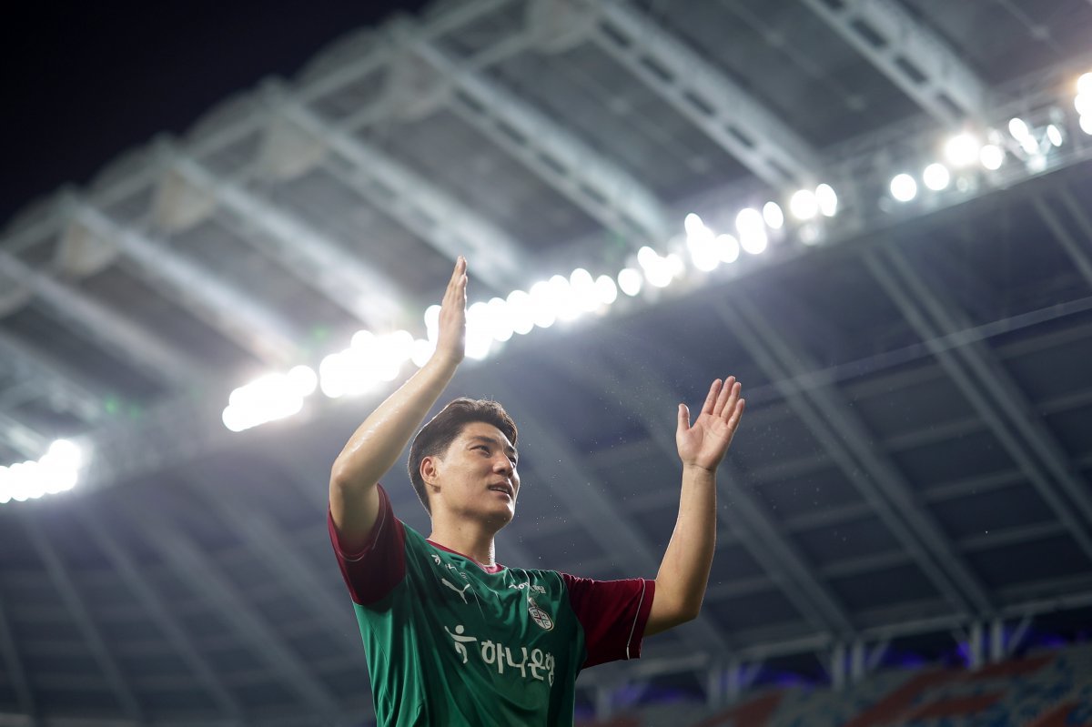 대전하나시티즌 주민규가 10일 대전월드컵경기장에서 열린 수원FC와 K리그1 홈경기에서 시즌 11호골을 터트려 팀의 3-2 재역전승에 기여한 뒤 홈팬들과 승리의 세리머니를 하고 있다. 사진제공|한국프로축구연맹