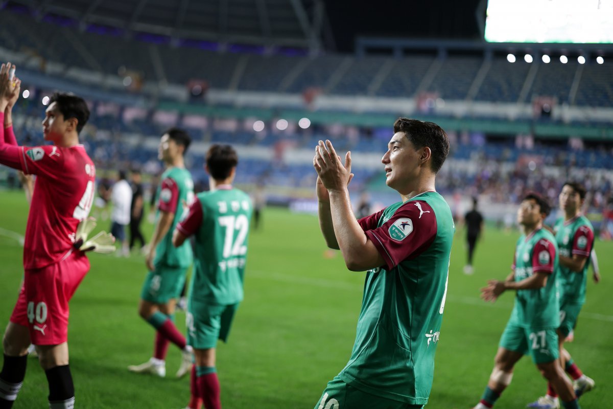 대전하나시티즌 주민규가 10일 대전월드컵경기장에서 열린 수원FC와 K리그1 홈경기에서 시즌 11호골을 터트려 팀의 3-2 재역전승에 기여한 뒤 홈팬들을 향해 박수를 치고 있다. 사진제공|한국프로축구연맹