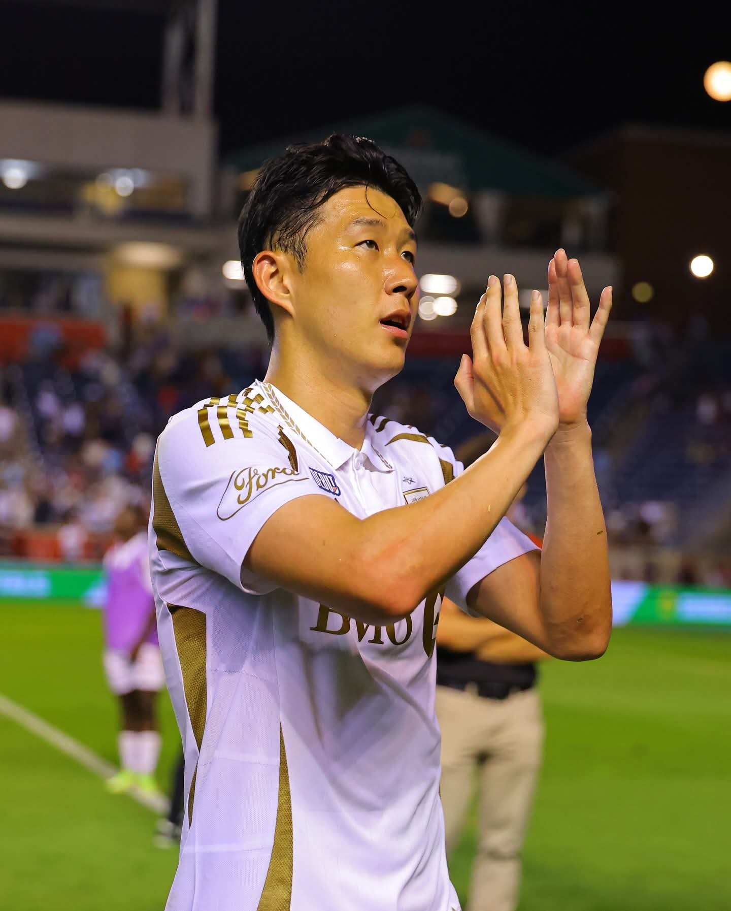 LAFC 손흥민이 10일(한국시간) 일리노이주 시트긱 스타디움에서 열린 미국 MLS 시카고 파이어와 원정경기를 마친 뒤 팬들에게 박수를 보내고 있다. 사진출처|LAFC 페이스북