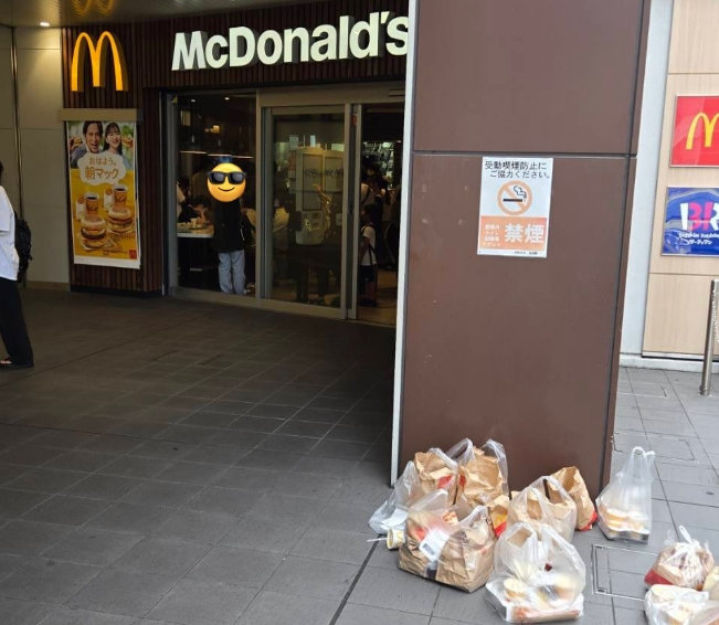 일본 맥도날드 매장 앞에 버려진 햄버거들. (출처=X 캡처)
