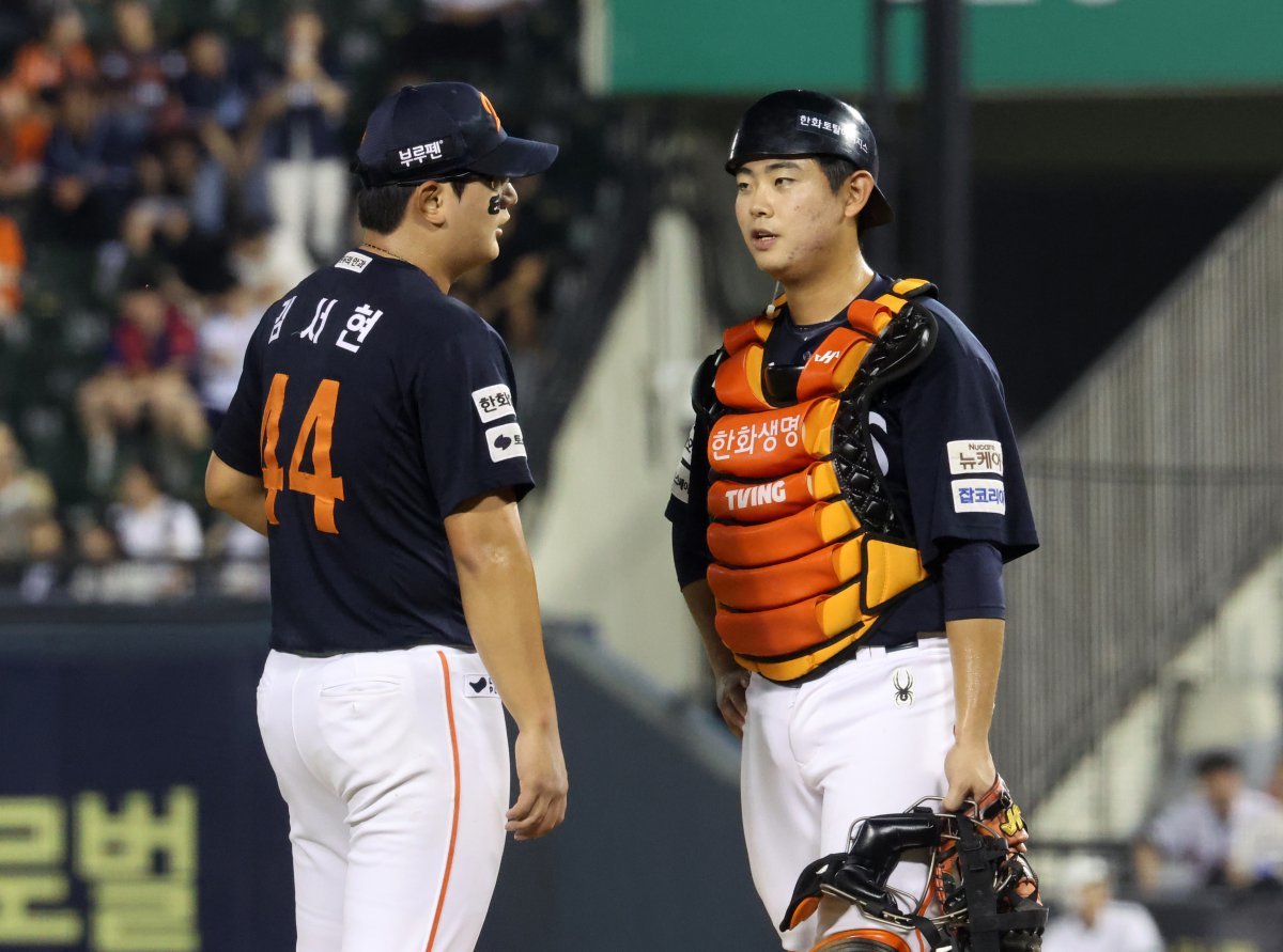 한화 김서현(왼쪽)은 후반기 9경기에서는 1패1홀드3세이브 ERA 9.72로 흔들리고 있다. 팀은 7일 LG에 리드 선두를 내줬다.|뉴시스