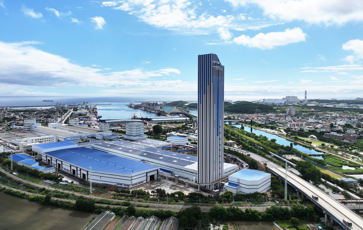 LS전선이 강원도 동해시에 해저 5동을 준공하며, 아시아 최대급 HVDC 케이블 생산 역량을 갖췄다