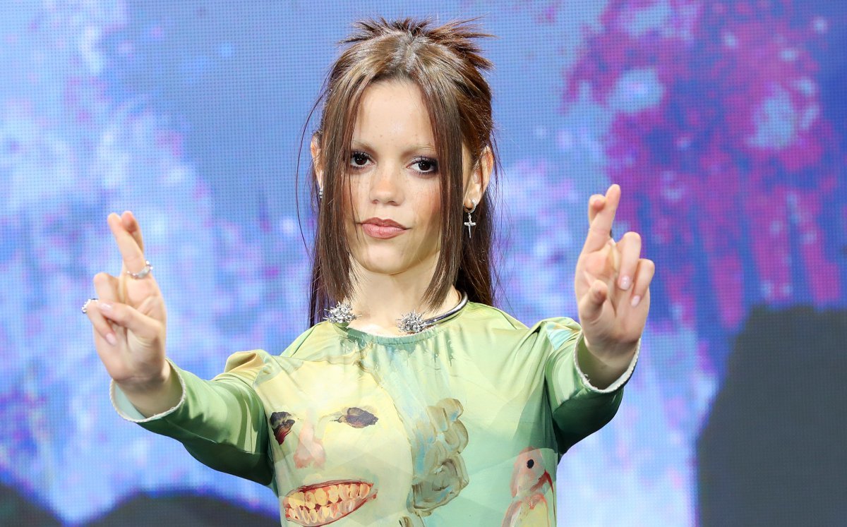 [서울=뉴시스] 김혜진 기자 = 헐리우드 배우 제나 오르테가가 11일 오전 서울 종로구 포시즌스 호텔에서 열린 넷플릭스(Netflix) 시리즈 ‘웬즈데이’ 시즌2 기자간담회에서 포즈를 취하고 있다. 2025.08.11. jini@newsis.com