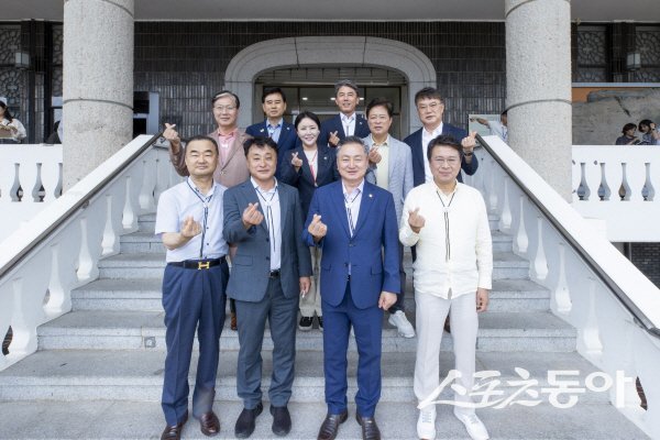 이동업 경상북도의회 문화환경위원회 위원장(앞줄 오른쪽 두번째)과 위원들이 기념 촬영하고 있다. 사진제공 ㅣ 경북도의회