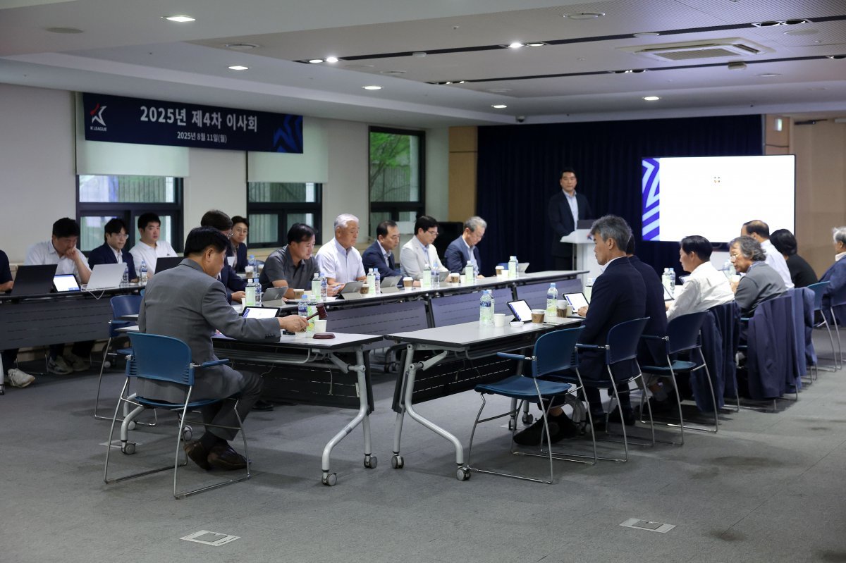 한국프로축구연맹은 11일 “김해FC 2008, 용인FC, 파주시민축구단의 K리그 회원가입을 승인했다. 내년 1월 정기총회에서 최종 승인 절차를 밟는다”고 발표했다. 해당 안건이 승인된 11일 한국프로축구연맹 2025년 제4차 이사회. 사진제공|한국프로축구연맹