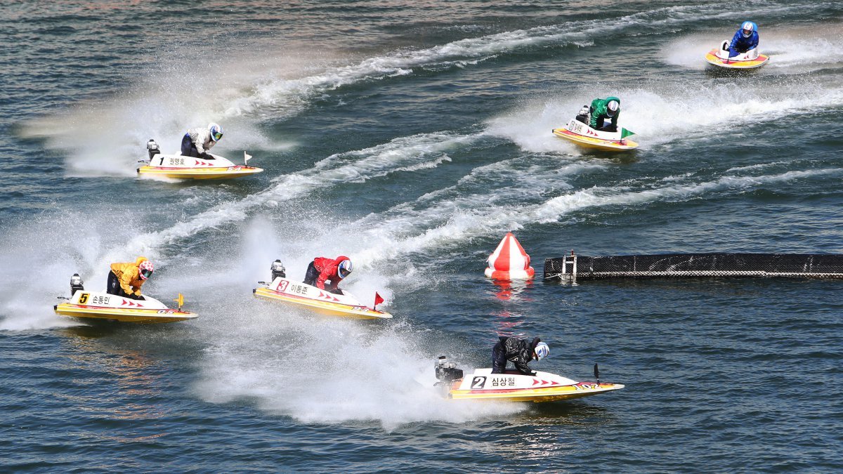 미사경정장에서 출전 선수들이 2턴 마크에서 경합을 벌이고 있다. 사진제공 | 국민체육진흥공단