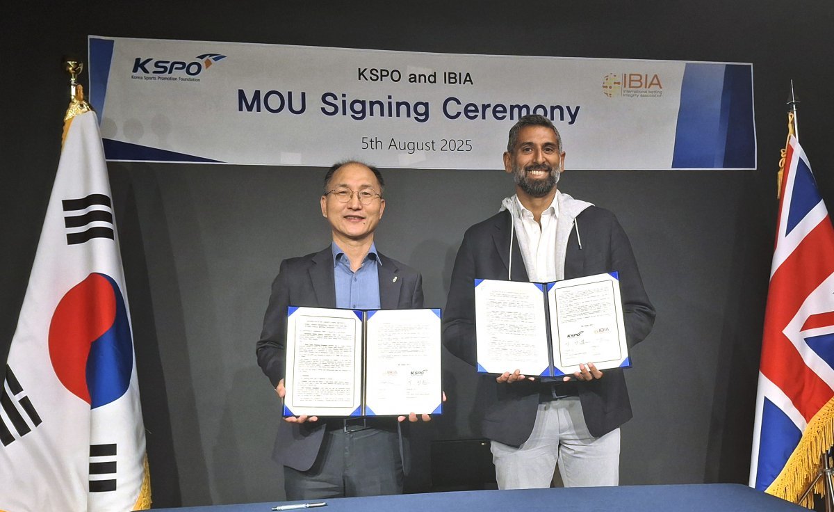 이성철 경륜경정총괄본부장(왼쪽)과 IBIA 칼리드 알리 대표가 IBIA 인증 협약을 체결하고 기념사진을 촬영하고 있다.