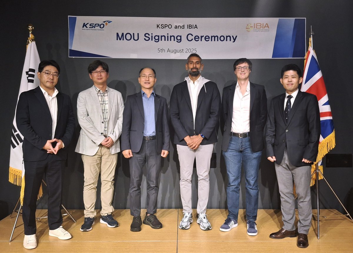 경륜경정총괄본부와 IBIA 관계자들이 지난 5일, 주영 한국문화원에서 IBIA 인증 협약을 체결하고 기념사진을 촬영하고 있다.