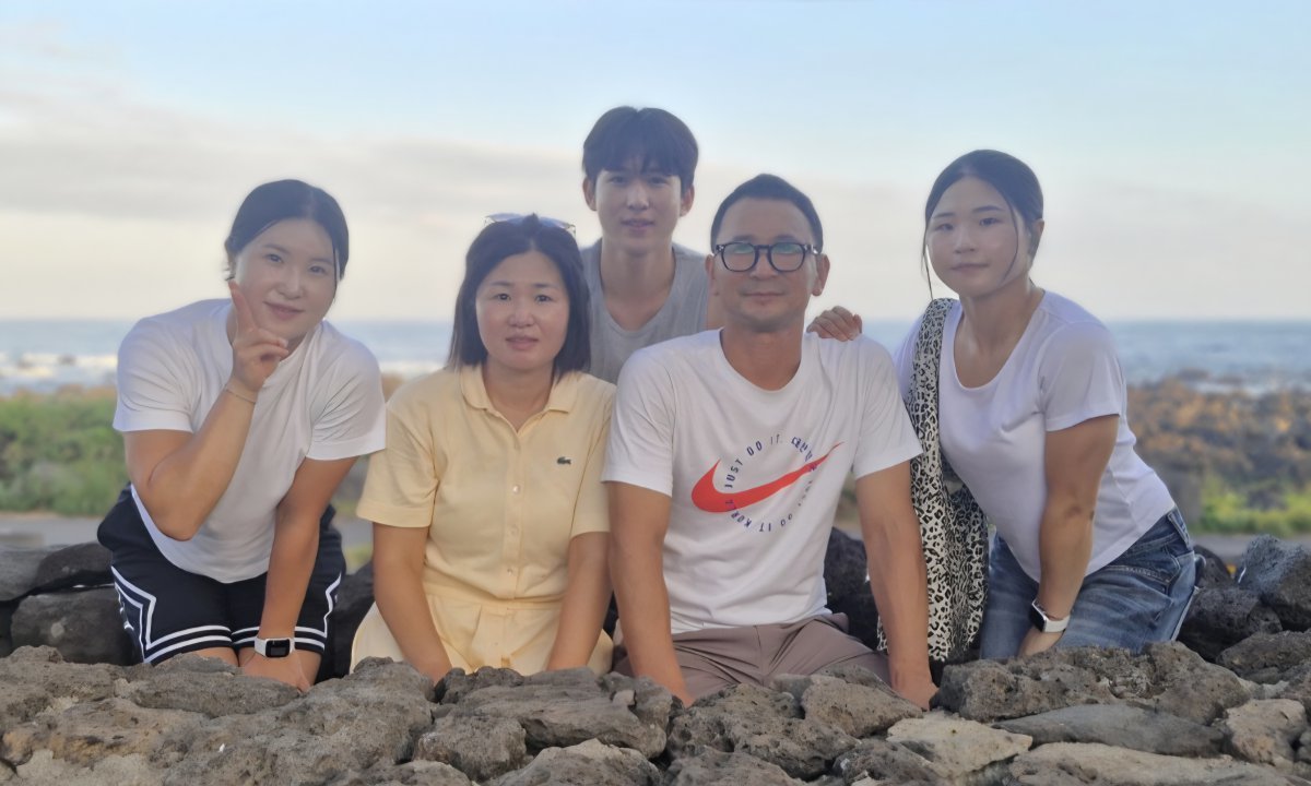얼마 전 제주에서 찍은 ‘최신’ 가족사진. 삼남매의 ‘맏이’인 고지우는 “부모님이 자식 셋을 운동 선수로 키우시느라 고생이 많으셨다”고 했고, 어머니 김효정 씨는 “잘 보살펴주지 못했는데 아이들이 잘 자라줘 대견하고 고맙다”고 했다. 왼쪽부터 첫째 고지우, 어머니 김 씨, 막내 필관, 아버지 고경태 씨, 둘째 지원. 사진제공 | 고지우 가족