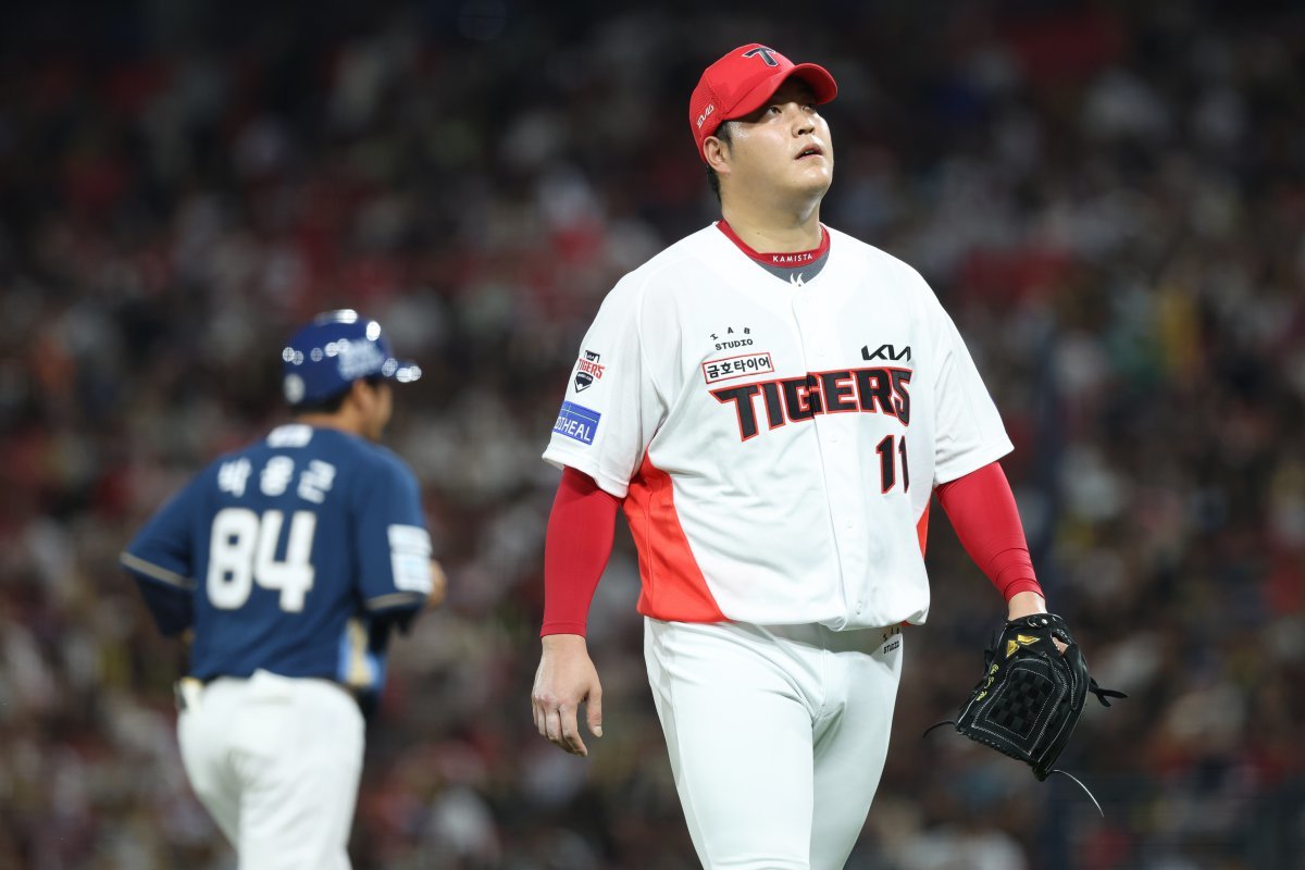 KIA 조상우(오른쪽)는 열흘간의 재정비를 끝내고 10일 1군에 복귀했다. 그는 후반기 부진을 털어내고 불펜진에 활력을 불어넣어야 한다. 사진제공|KIA 타이거즈