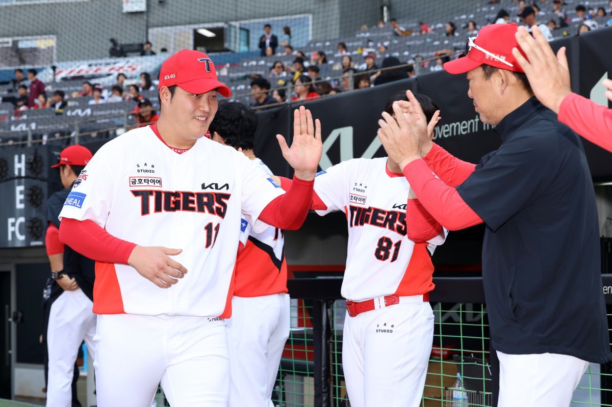 KIA 조상우(왼쪽)는 열흘간의 재정비를 끝내고 10일 1군에 복귀했다. 그는 후반기 부진을 털어내고 불펜진에 활력을 불어넣어야 한다. 사진제공|KIA 타이거즈