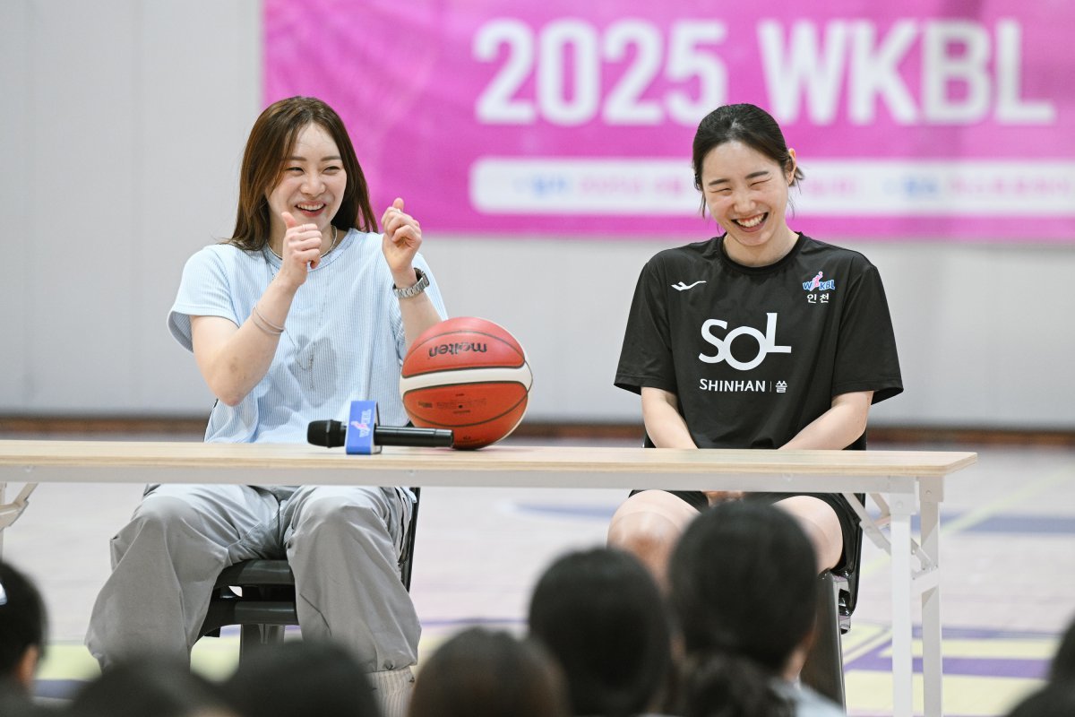 11일 원포인트 행사에 참가한 인천 신한은행 김진영(인쪽), 김지영. 사진제공｜WKBL