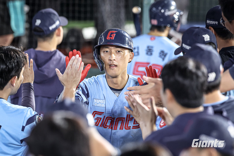 롯데 노진혁이 10일 사직구장에서 열린 SSG전 9회말 좌월 솔로포를 터트린 뒤 덕아웃에서 동료들의 축하를 받고 있다. 사진제공|롯데 자이언츠