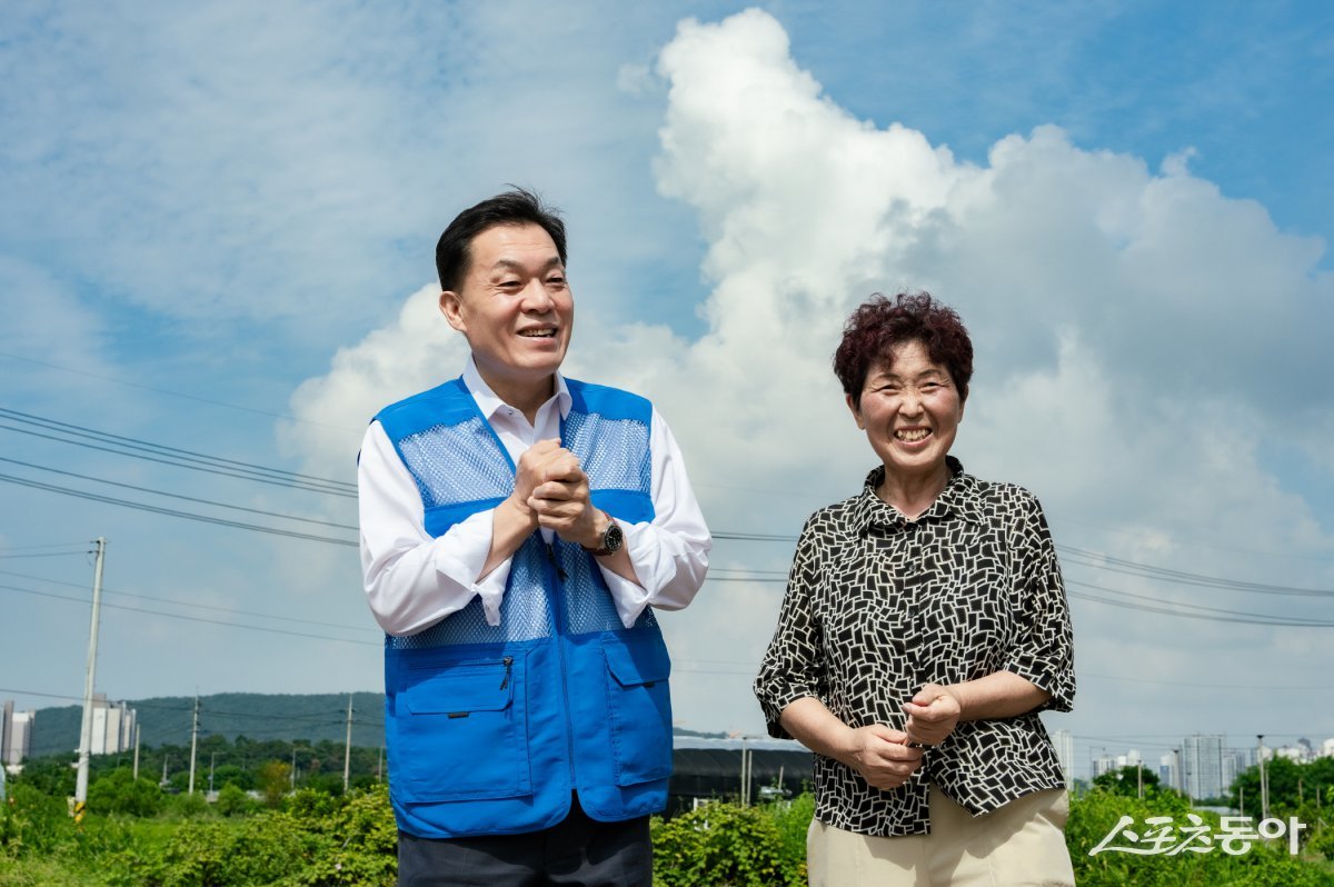 지난 7일 수원시 입북동에서 열린 현장시장실에서 이재준 수원시장이 주민과 함께 환하게 웃고 있다. 사진제공|수원시