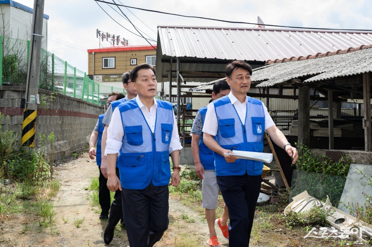 지난 7일 이재준 수원시장이 ‘폭싹 담았수다! 시민의 민원함’에 접수된 민원 현장을 확인하고 있다. 사진제공|수원시