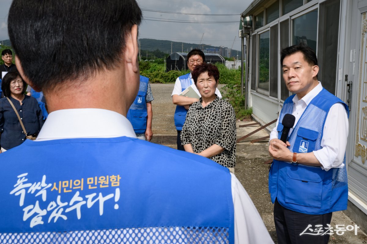 지난 7일 입북동 벌터마을에 현장시장실이 개설돼 이재준 수원시장과 주민이 민원 해결 과정을 듣고 있다. 사진제공|수원시