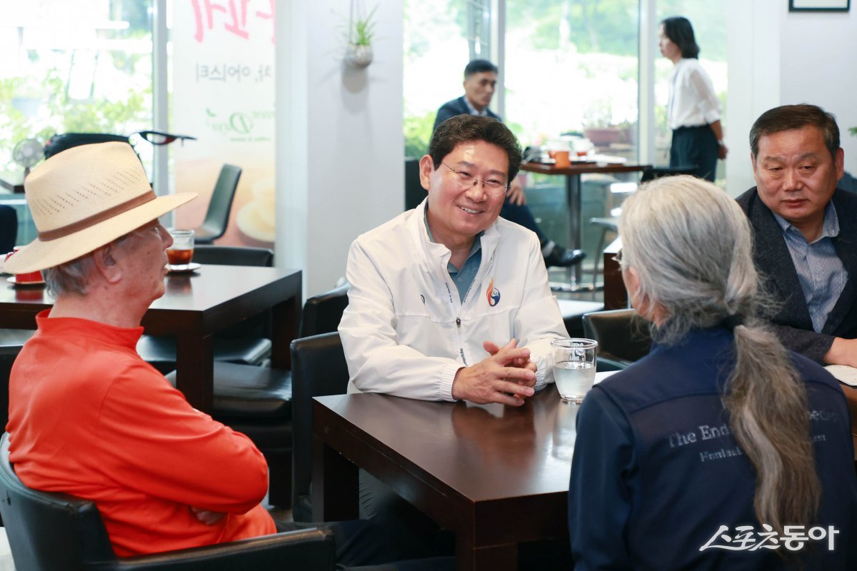 이상일 용인특례시장이 지난 11일 한택식물원을 방문해 현장 관계자와 의견을 나누고 있다. 사진제공|용인시