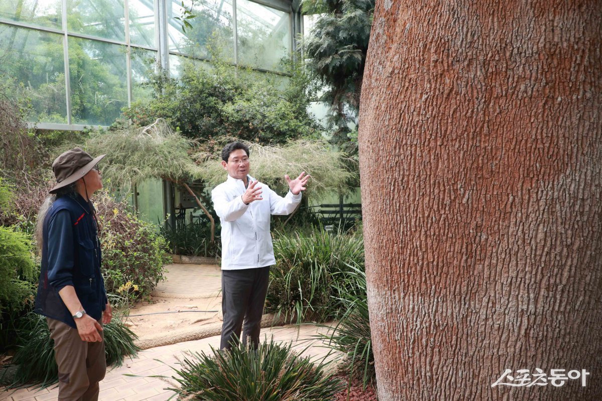 이상일 용인특례시장이 지난 11일 한택식물원을 방문해 현장 관계자와 의견을 나누고 있다. 사진제공|용인시