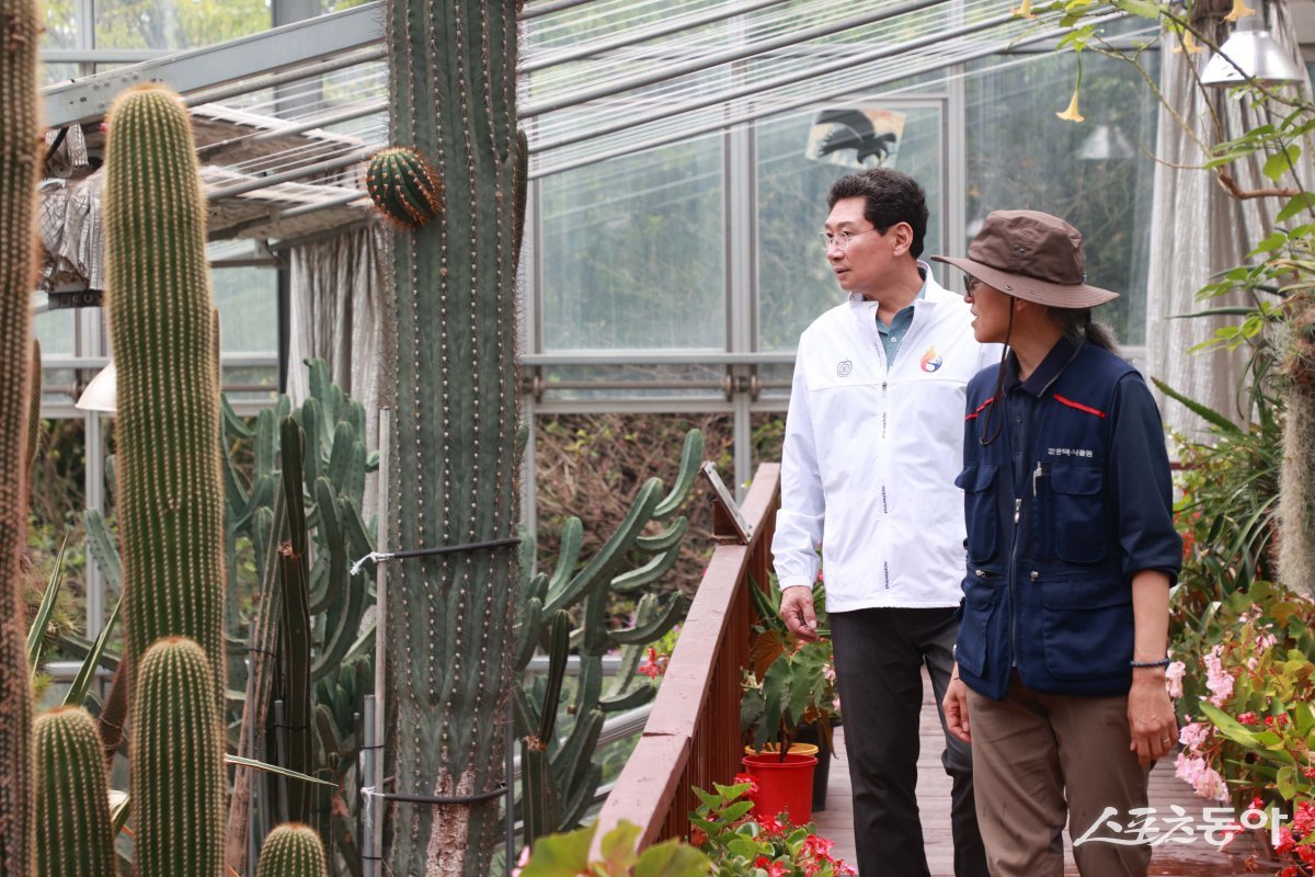 이상일 용인특례시장이 지난 11일 한택식물원을 방문해 현장 관계자와 의견을 나누고 있다. 사진제공|용인시