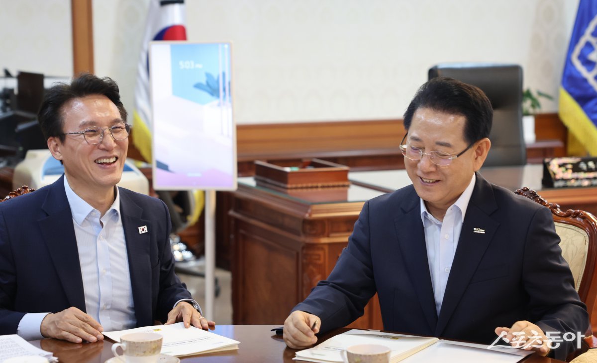 김영록 전라남도지사가 지난 11일 김민석 국무총리를 면담, 국립의대 설립, 서남권 에너지 혁신성장벨트 구축, 석유화학·철강산업 위기 극복 등 지역 핵심 현안을 건의하며, 지원을 요청하고 있다. 사진제공=전남도