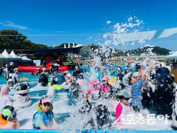 상주시가 개최한 2025 북천 어린이 물놀이장 ‘Cool Summer Festival’에서 사람들이 수영하며 즐기고 있는 모습. 사진제공ㅣ상주시