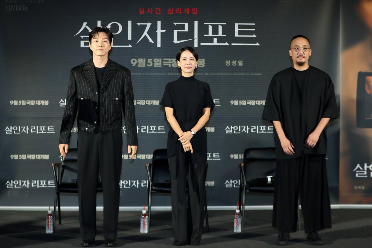 [서울=뉴시스] 김혜진 기자 = 배우 정성일(왼쪽부터), 조여정, 조영준 감독이 12일 오전 서울 용산구 CGV 용산아이파크몰에서 열린 영화 ‘살인자 리포트’(감독 조영준) 제작보고회에서 인사하고 있다. 2025.08.12. jini@newsis.com
