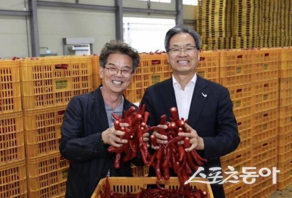 오도창 군수(우측)가 영양고추를 들어보이고 있는 모습. 사진제공ㅣ영양군