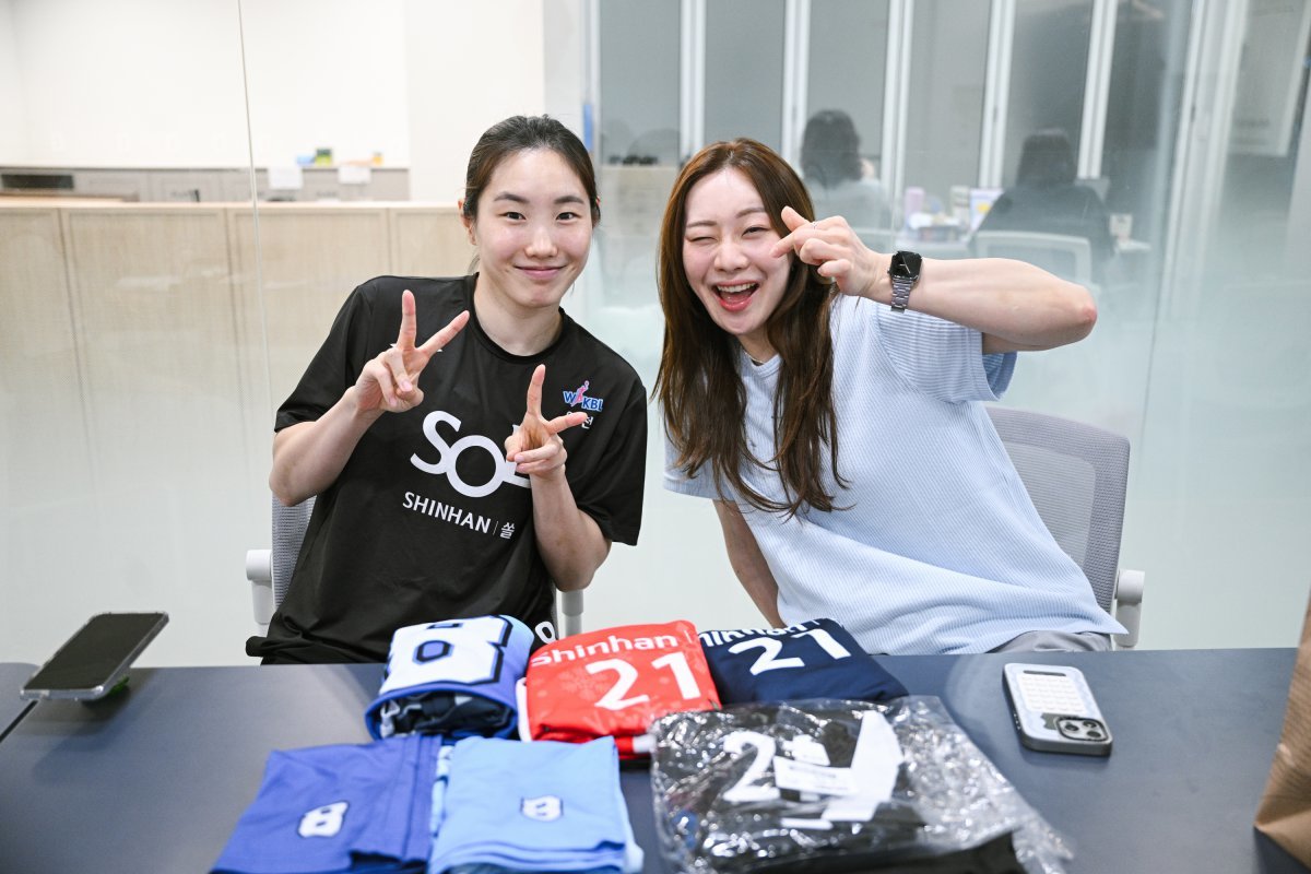 신한은행 김지영(왼쪽), 김진영이 11일 아스트로하이 서울센터에서 열린 ‘WKBL 올-투게더 위크’ 행사에 참가해 포즈를 취하고 있다. 이들은 최윤아 감독 체제로 개편한 신한은행의 변화를 지켜봐달라고 입을 모았다. 사진제공|WKBL