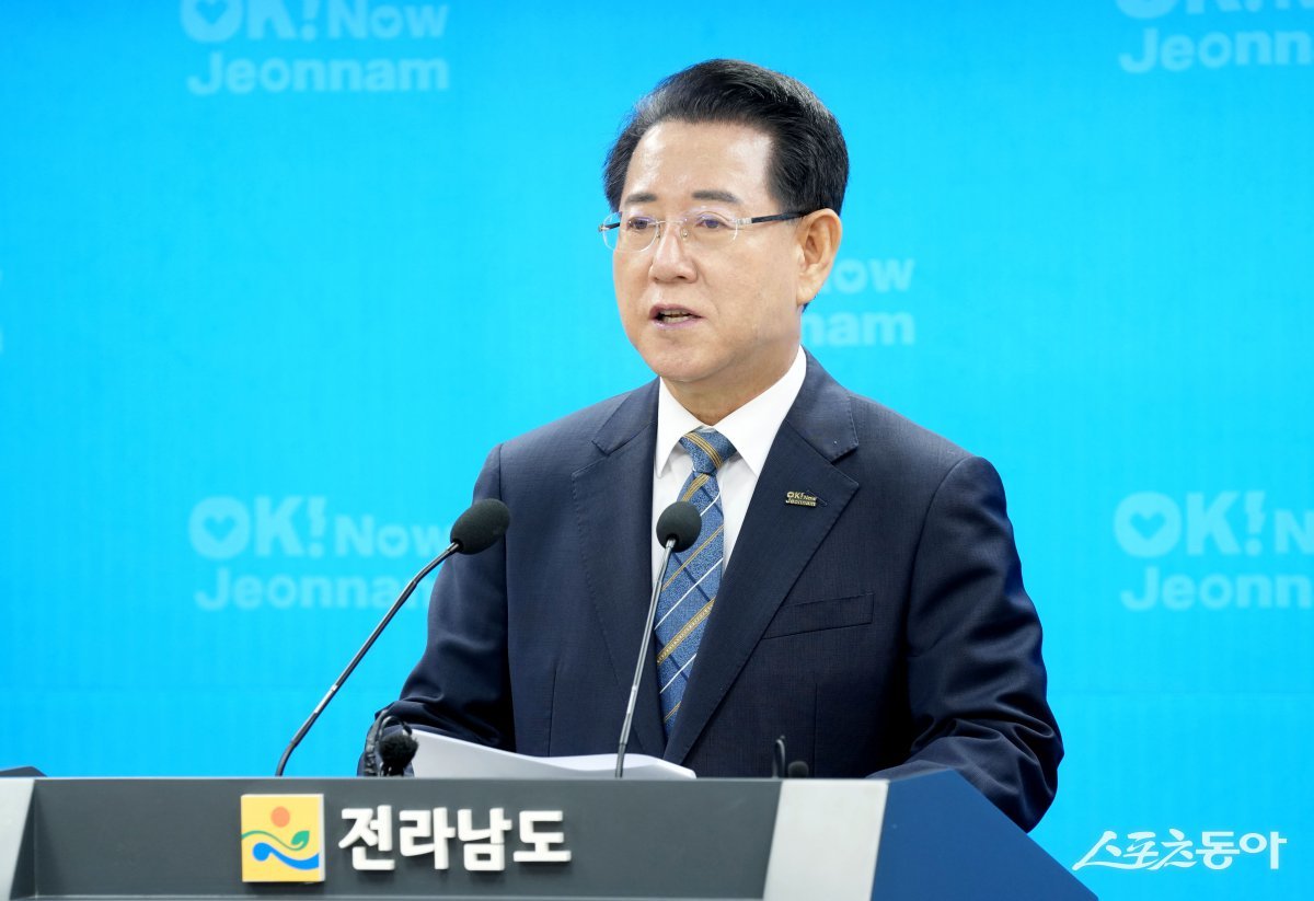 김영록 전라남도지사가 12일 오전 도청 브리핑룸에서 ‘관광서비스 대전환’을 위한 대도민 담화문을 발표하고 있다. 사진제공=전남도
