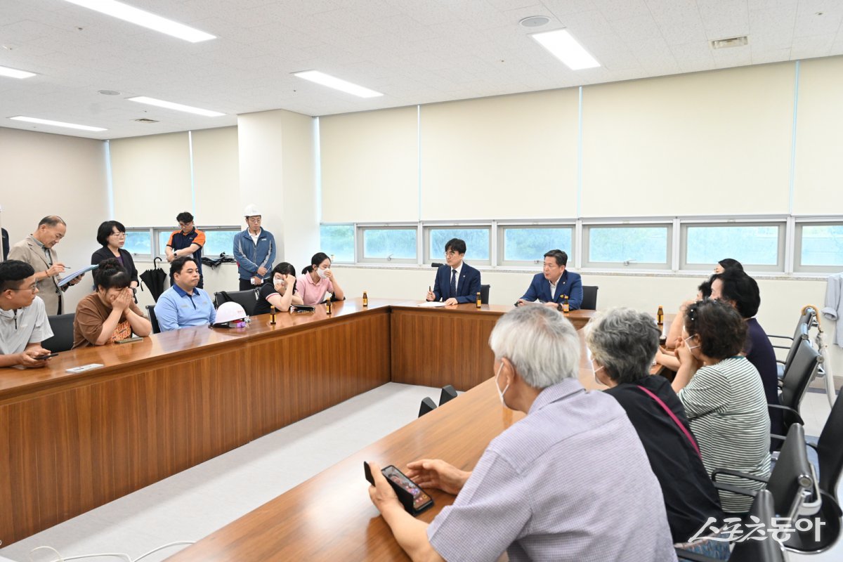 김병내 남구청장이 지난 11일 효천지구 주민들과 양과동 광역위생 매립장을 방문, SRF 시설 운영사인 청정빛고을(주)와 간담회를 개최했다. 사진제공=광주광역시 남구