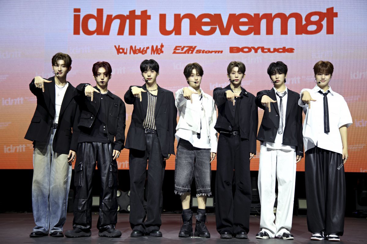 24인조 보이 그룹 아이덴티티가 트리플에스의 ‘다인원 그룹’의 성공 신화를 잇기 위해 나선다. 트리플에스의 ‘남동생 그룹’으로도 주목받는 아이덴티티가 11일 ‘트리플 타이틀’을 내세운 데뷔 앨범을 발매하고 전 세계 케이팝 팬들의 시선을 사로잡았다. 사진제공|모드하우스