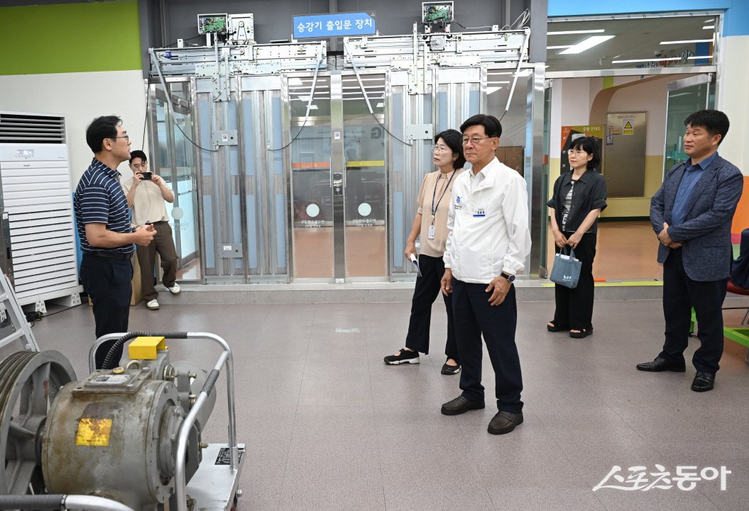 정종복 기장군수가 전문 인력 양성을 위한 승강기 교육 현장을 시찰하고 있다. (사진제공=기장군)