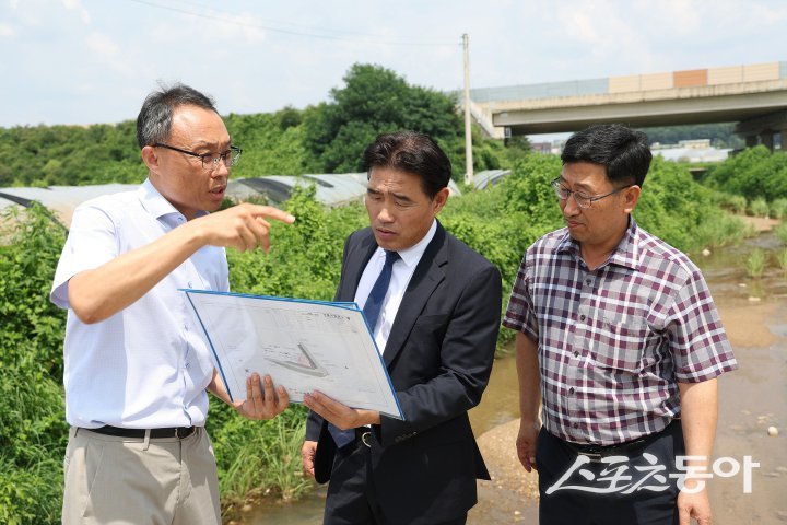 김운남 의장(가운데)은 지난 8일 성석동 장진제2교를 찾아 현장을 점검하고 있다. 사진제공ㅣ고양시의회