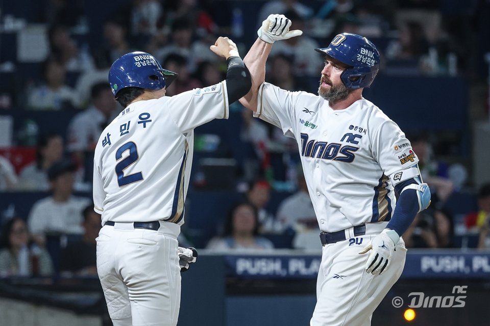 NC 데이비슨(오른쪽)은 갈비뼈 부상에서 돌아와 8월 치른 8경기에서 홈런 5개를 터트리며 치열한 순위 싸움에 보탬이 되고 있다. 사진제공｜NC 다이노스