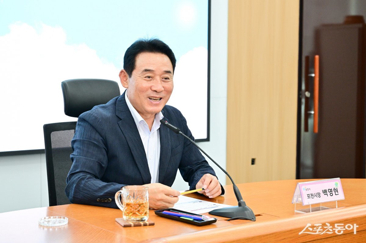 백영현 시장이 11일 시청 시정회의실에서 8월 천사데이 이웃돕기 기탁식을 하고 있다. 사진제공ㅣ포천시