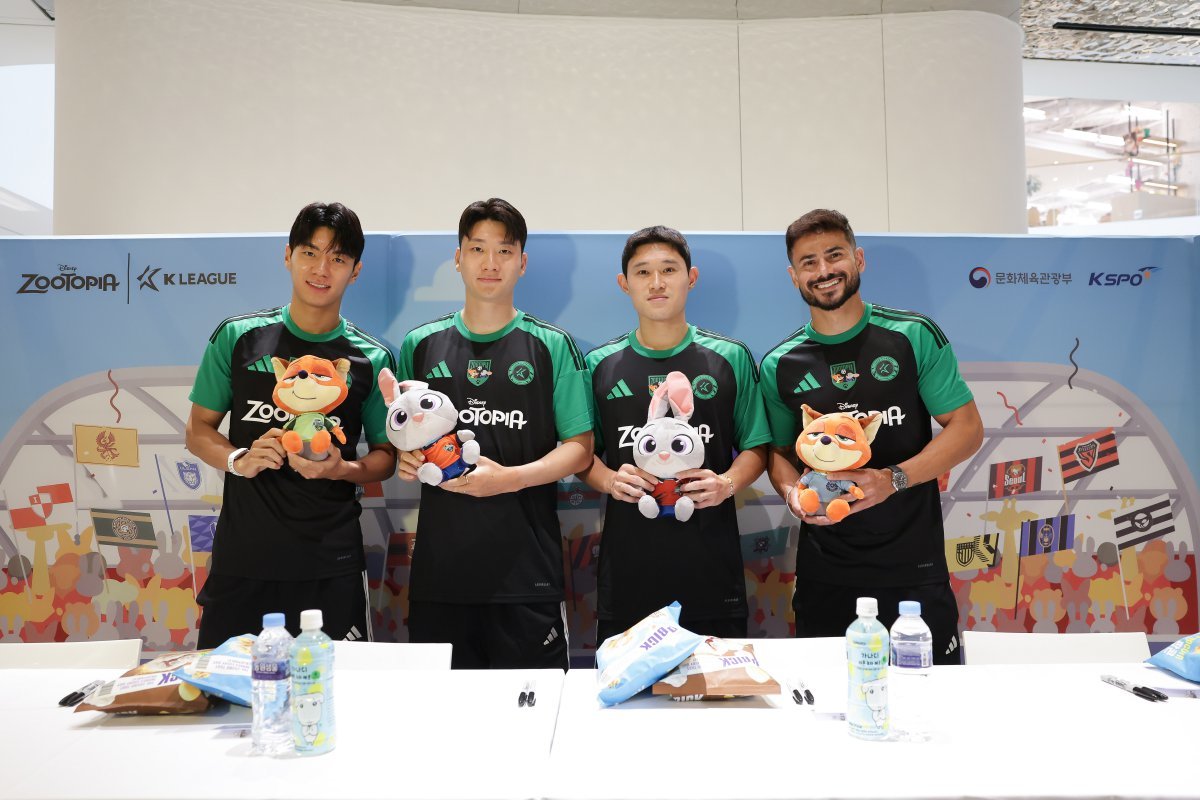 지난달 29일 여의도 더현대에서 진행된 ‘K리그-주토피아 팝업스토어’에서 전북 전진우, 강원 김동현, 김천 이동경, 대구 세징야(왼쪽부터)가 팬사인회에 앞서 캐릭터 인형을 들고 기념촬영을 하고 있다. 사진제공|한국프로축구연맹