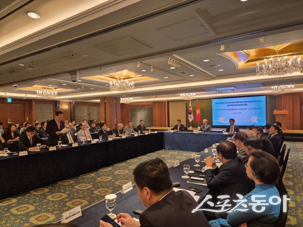 박현국 봉화군수가 서울 롯데호텔서 열린 한·베 정상회담 기념 한국 우호 인사 교류행사에 참석해 발표하고 있다. 사진제공 ㅣ 봉화군