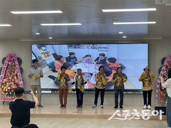 김천시 국사1리 어르신들이 참여한 ‘라디오스타 어르신 특집’ 성과공유회가 진행되고 있다. 사진제공 ㅣ 김천시